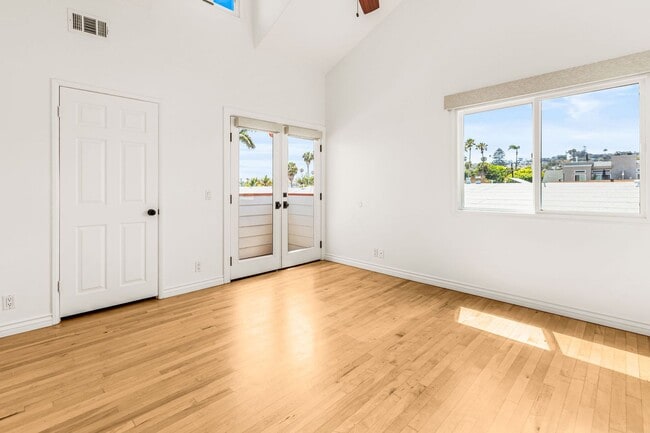 Building Photo - Spacious 3 Bed / 3 Bath Ocean Beach Townhome with Private Patio & Garage - Available NOW