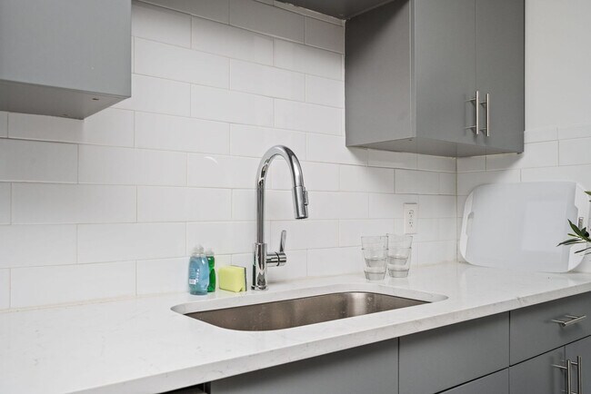 Building Photo - 542 Boulevard NE