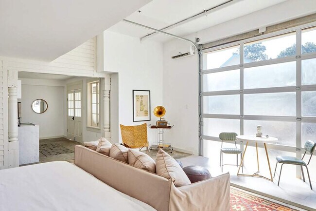 Primary Photo - 2317 N Rampart St