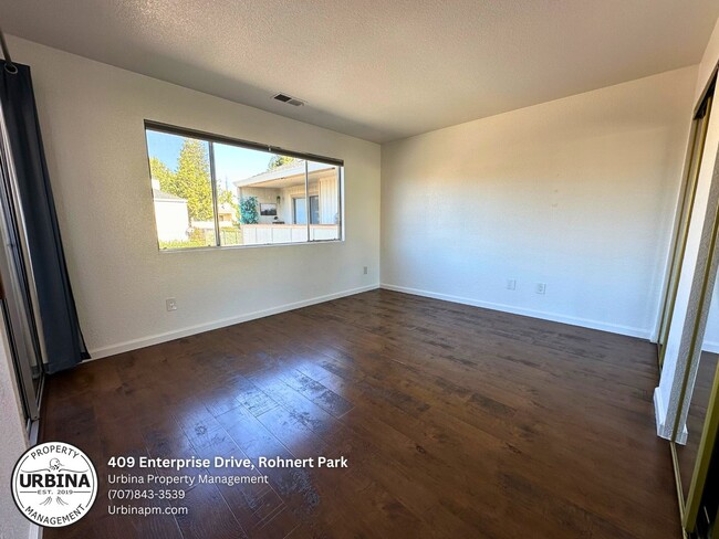 Building Photo - Move-In Ready Rohnert Park Condo with Pool...