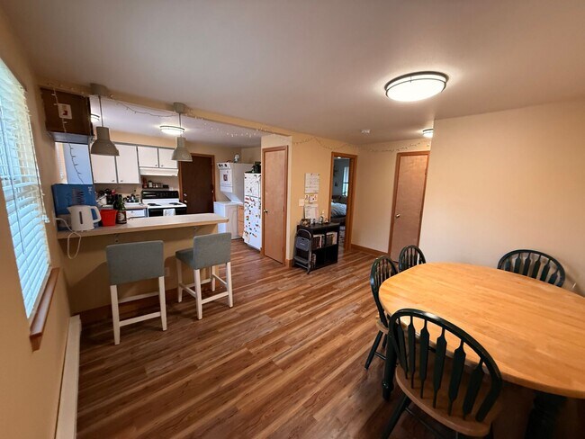 Building Photo - 3bdrm/2 bath house with a yard, laundry, and parking in Happy Valley!