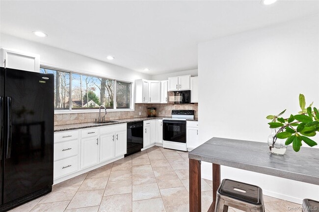 Building Photo - 26 Wintergreen Way