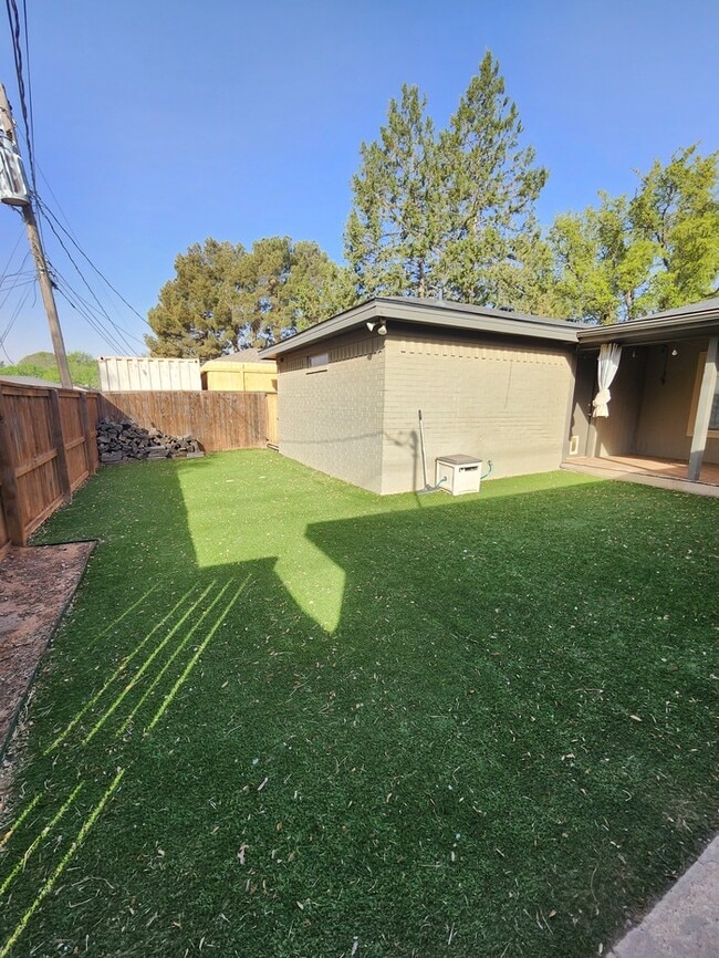 Building Photo - 4 bed 2 1/2 bath home, 2 car garage!