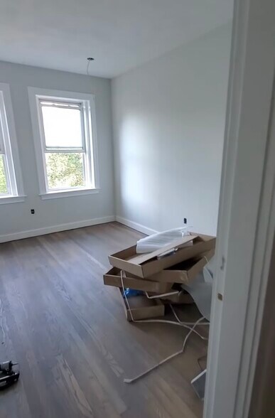 Building Photo - 100 Queensberry St