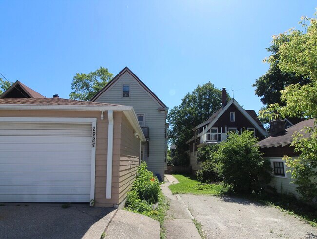 Building Photo - 2927 N Newhall St