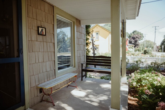 Building Photo - 108 W 6th St