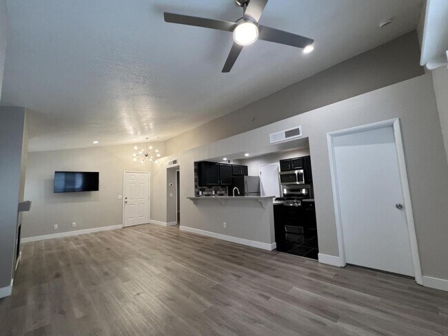 Building Photo - 7570 W Flamingo Rd