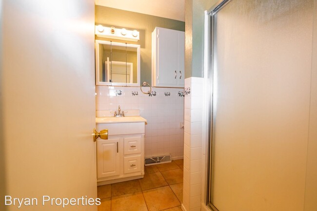 Building Photo - 3 br, 2 bath House - 2825 S. Stewart Ave