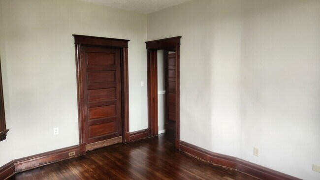 Building Photo - "Spacious 5-Bedroom Gem with 2 Full Baths in St. Louis – Your Ideal Family Home Awaits!"