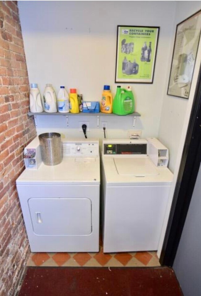 Building Photo - 3 St Charles St