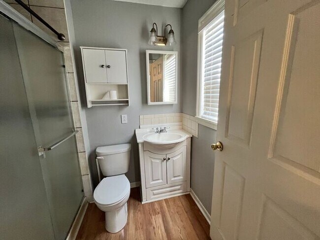Building Photo - 2 Bed / 1 Bath House Near NKC!