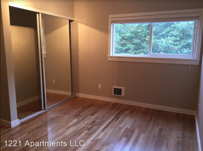 Building Photo - 1221 Queen Anne Ave N