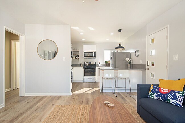 Building Photo - Beautiful 2 beds 1 bath apartment in Point Loma