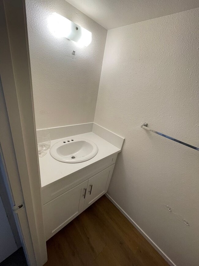 Building Photo - Charming Townhouse (2 Bed / 1.5 Bath)