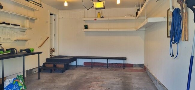 Building Photo - Fantastic 2 Bed-1 Bath Rambler in Universi...