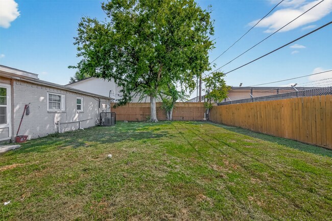 Building Photo - 5714 Southwind St