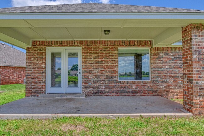 Building Photo - Newly Remodeled Three Bedroom with a Water...