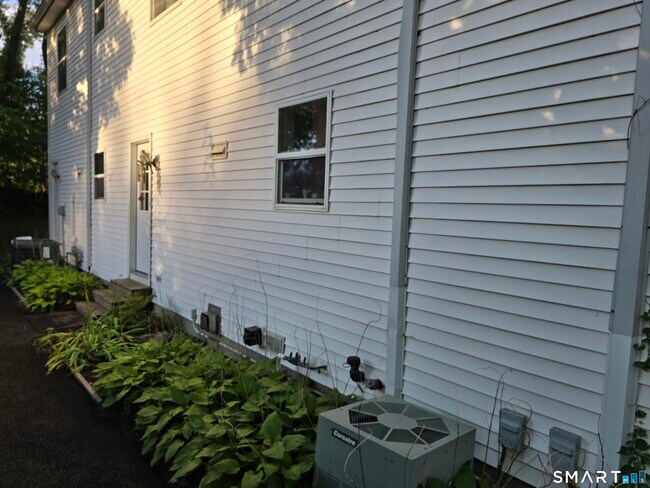 Building Photo - 48 Morgan Ave