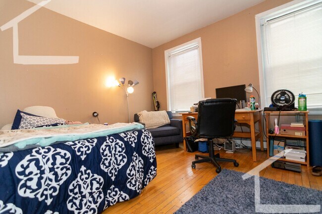 Building Photo - 9/1 Renovated, spacious 4BR/BA near T, BU