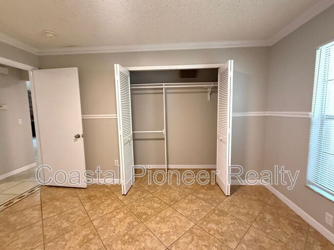 Building Photo - 1412 High Knoll Dr