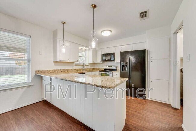 Building Photo - 516 Roberts Dr