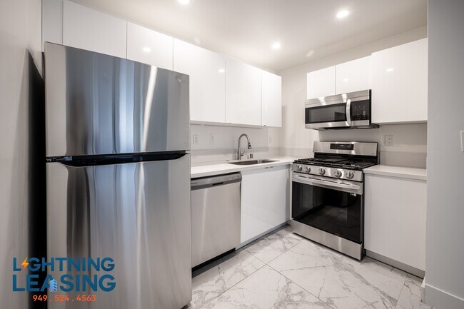 Building Photo - 8811 Burton Way