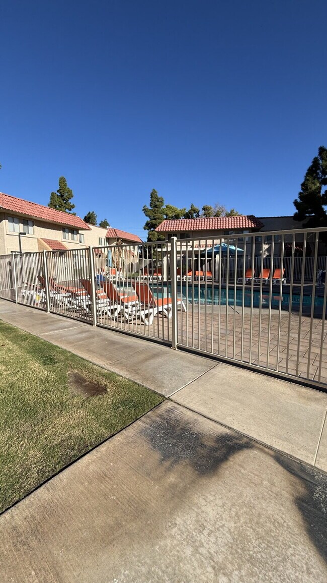 Building Photo - 2 Bedrooms Townhome Availble For Rent in Indio