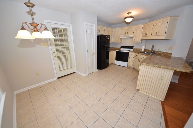 Building Photo - 3 Bedroom, 2 Bathroom Near Appling Rd in C...