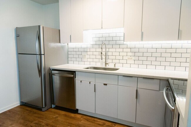 Building Photo - Great 1 Bedroom, 1 Bath with Parking * AC ...