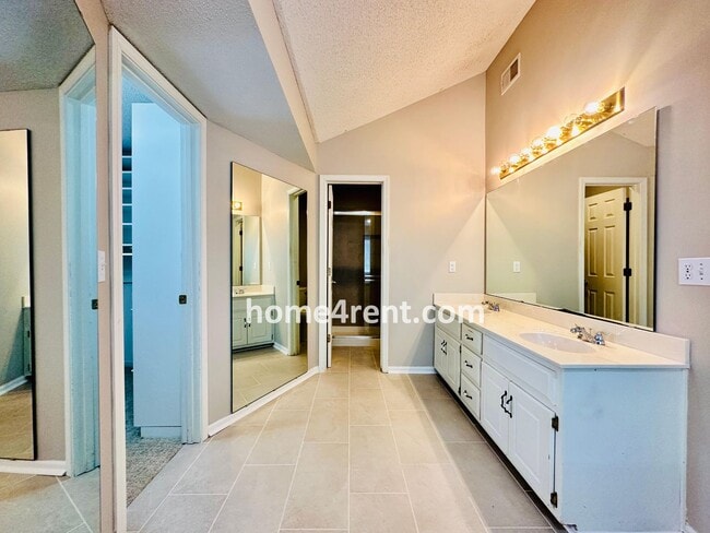 Building Photo - Beautifully Renovated Home in Olathe with a Finished Basement!