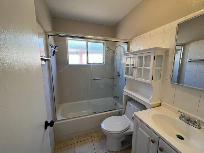 Building Photo - Single level condo