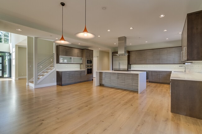 Building Photo - Luxurious & Contemporary 5 bed home in Red...
