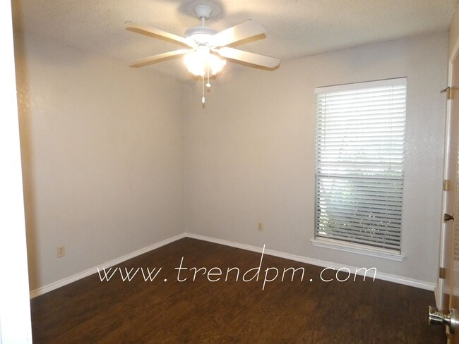Building Photo - 404 Asbury Dr