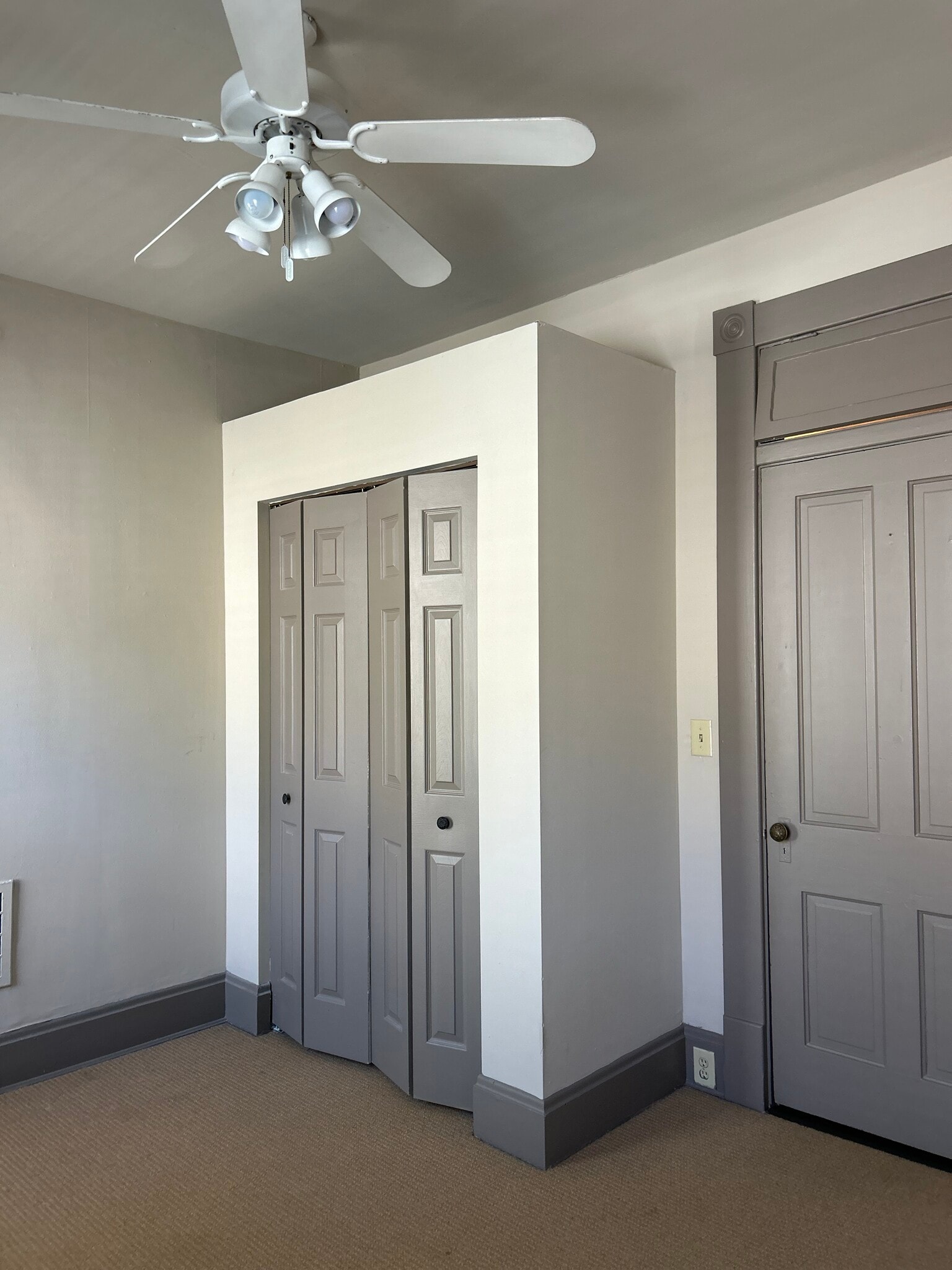 Closet in 2nd bedroom - 118 E Kossuth St