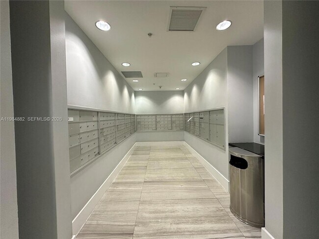 Building Photo - 1861 NW S River Dr