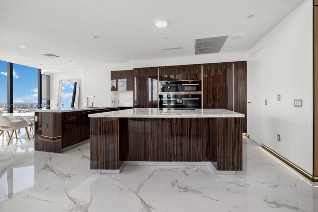 Building Photo - 18555 Collins Ave