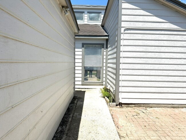 Building Photo - 4234 Willow Beach Dr