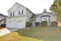 Building Photo - Spacious 3 Bedroom Split Level Home