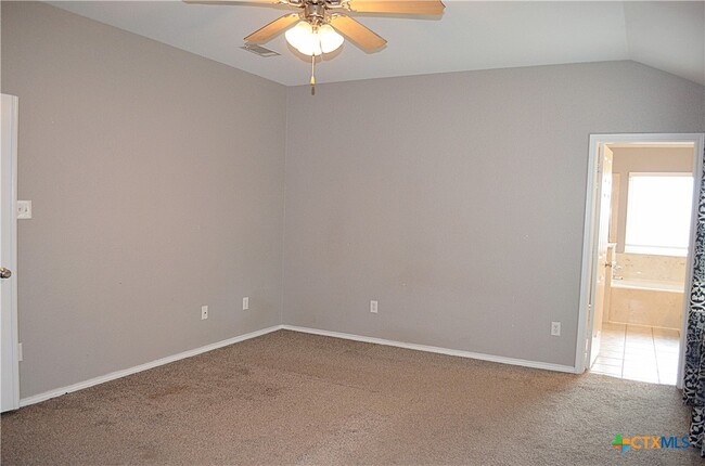 Building Photo - 423 Reservation Dr