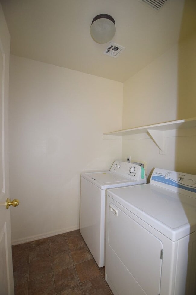 Building Photo - Spacious 3 bedroom 2.5  bath home with a loft