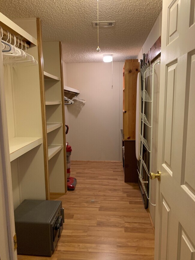 Building Photo - Furnished spacious 3/2.5 home. Corporate a...