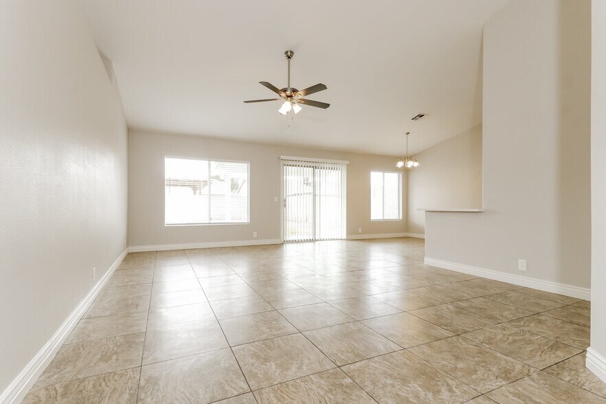 Building Photo - 10235 W Medlock Dr