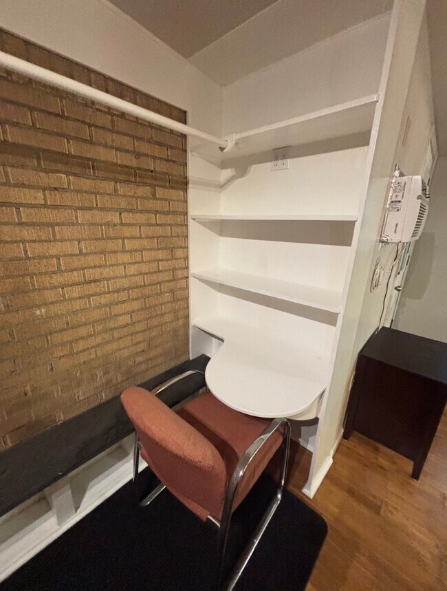 Building Photo - 928 Main St