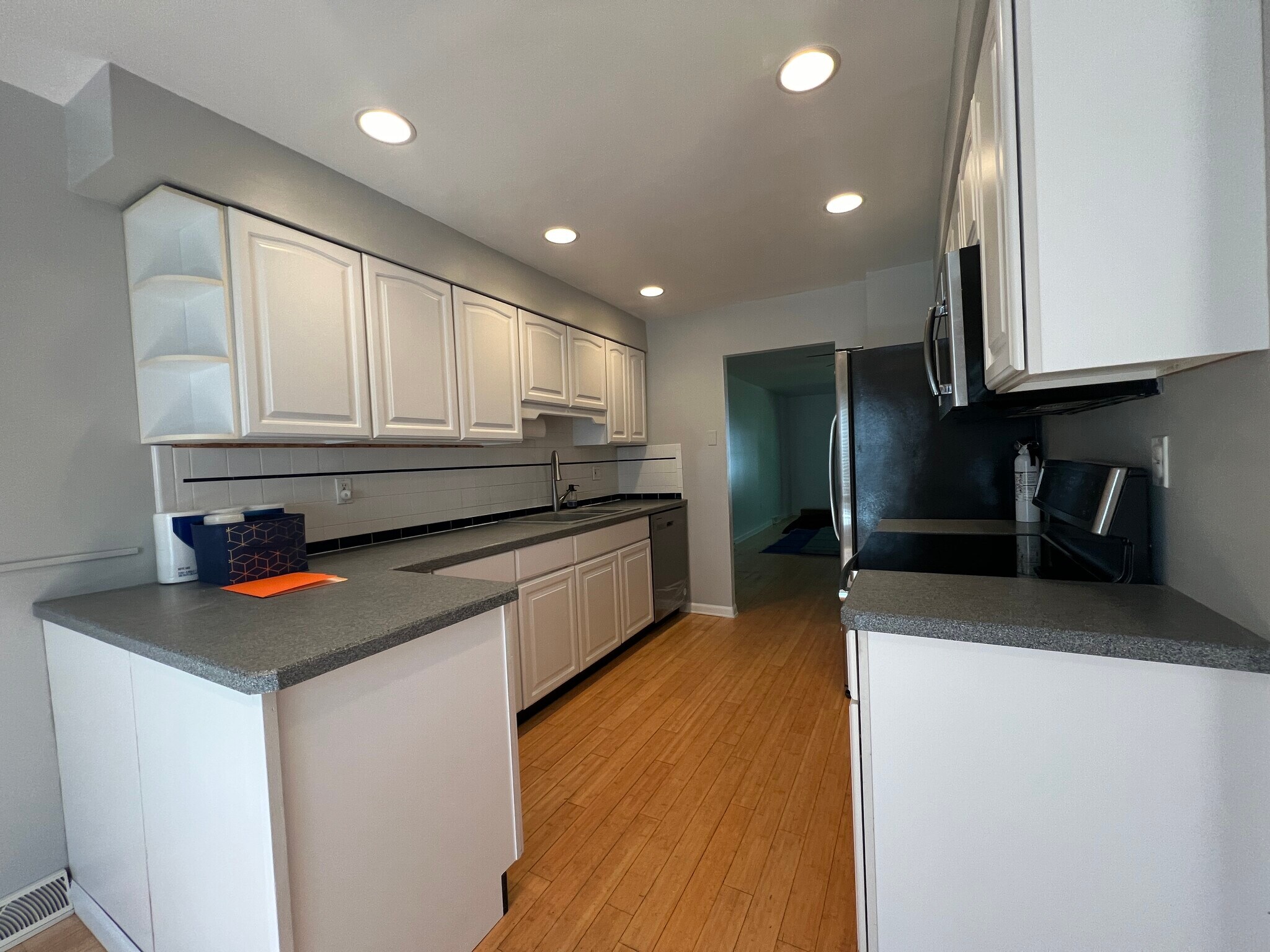 Building Photo - 919 Putnam Blvd