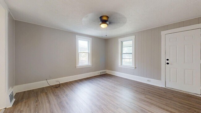 Building Photo - 15827 Trafalgar Ave