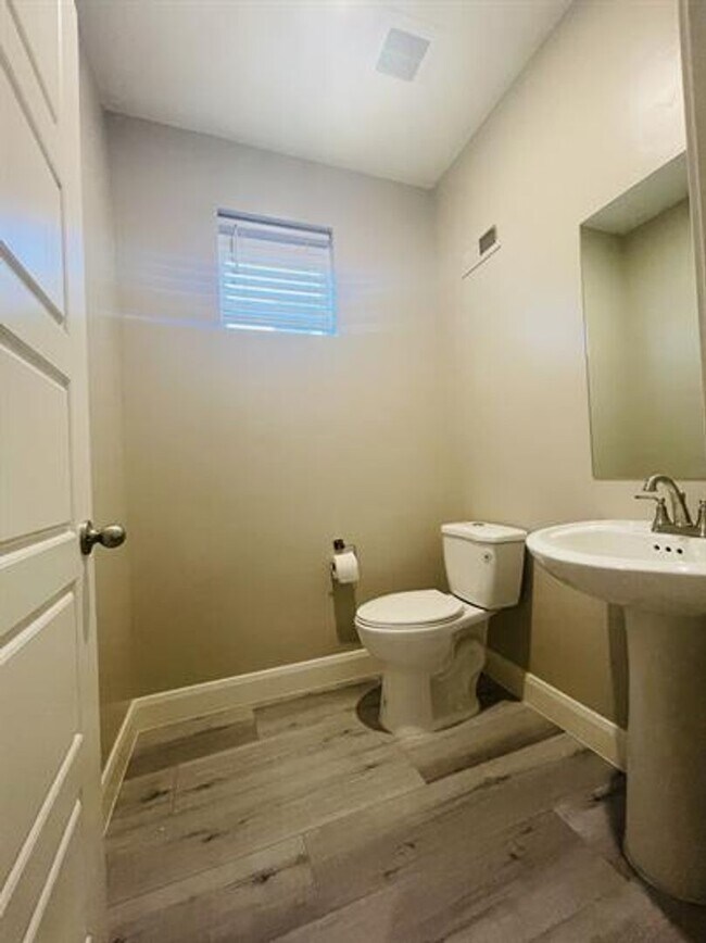 Building Photo - Desert Color Townhome!