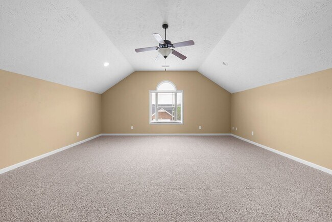 Building Photo - Three Bedroom with Bonus!