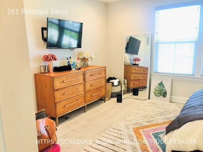 Building Photo - 261 Phoenix Dr