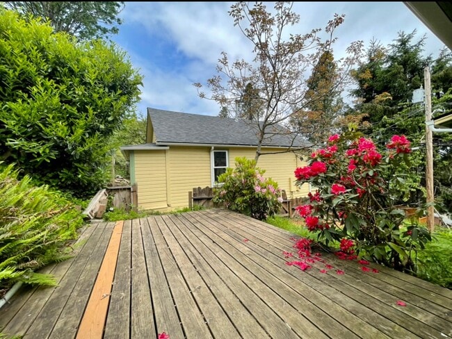 Building Photo - Spectacular View! Remodeled One bedroom with Partially finished basement in Linnton~ Front and ba...