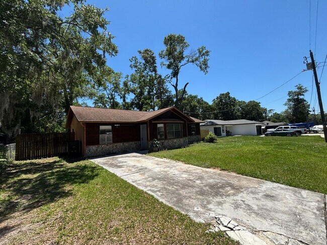 Building Photo - Ocala Park Estates / 2/2 ***Won't Last***